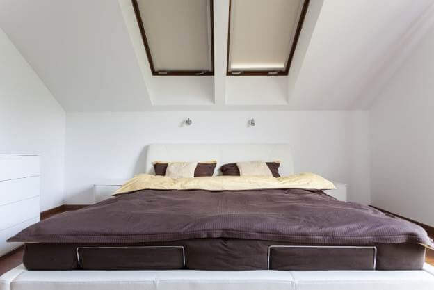 Thiết kế trần thạch cao, với ý tưởng thiết kế cửa sổ cho trần sẽ thích hợp với phòng ngủ ở tầng áp mái