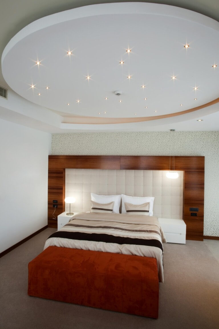 Phòng ngủ lấp lánh những vì sao, ấn tượng và độc đáo trong mẫu thiết kế trần thạch cao cho căn phòng này