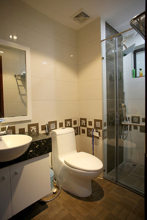 Cải tạo nhà chung cư, với phòng tắm nhỏ nhưng vẫn đầy đủ tiện nghi, hiện đại. 