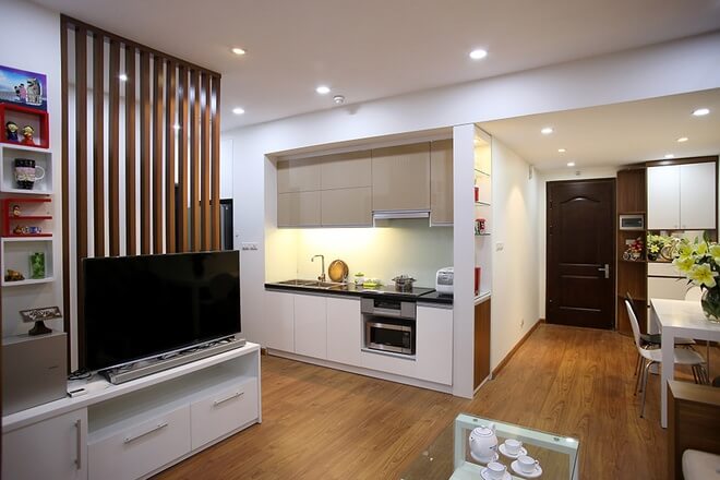Không gian bếp được cải tạo để kích thước dài hơn giúp chủ nhà thoải mái khi nấu ăn, tiện nghi, hiện đại sau khi cải tạo nhà chung cư này.