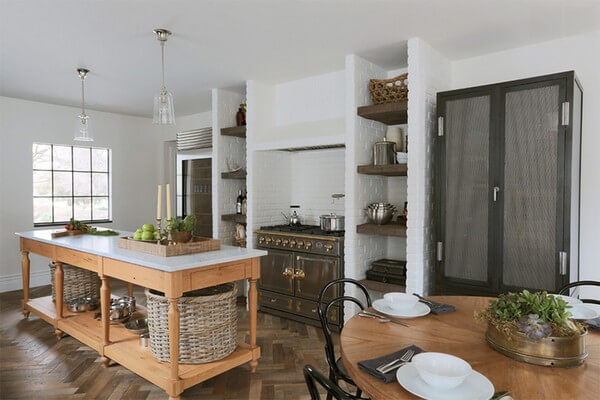 Thiết kế nội thất nhà bếp đẹp, phong cách truyền thống sử dụng những bức tường gạch để tạo ra kệ và các phân vùng chứa vật dụng nhà bếp.