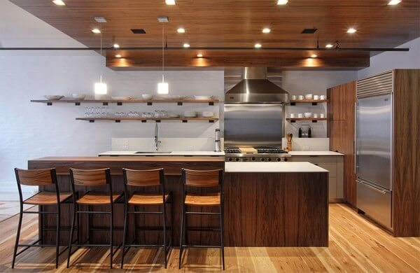 Thiết kế nội thất nhà bếp đẹp, với các đồ nội thất chủ yếu được làm bằng gỗ, thậm chí sàn nhà và trần nhà cũng được làm bằng gỗ. Điểm nổi bật của nhà bếp này là bức tường gạch màu trắng tạo nên sự tươi mới.