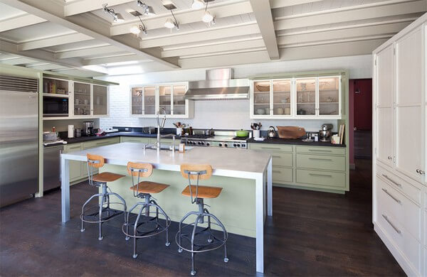 Bức tường bếp màu trắng, kết hợp với tủ bếp màu xanh nhạt và tủ treo được lắp đặt trên các bức tường gạch tạo nên vẻ trang nhã, trong mẫu thiết kế nội thất nhà bếp đẹp này.