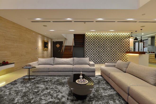 Không gian tiếp khách, tông màu vàng được tiết chế tạo sự chuyển tiếp êm dịu cho các vật liệu. Bộ sofa màu kem khiến không gian rất dễ chịu, trong mẫu thiết kế nội thất nhà chung cư 2 tầng này.