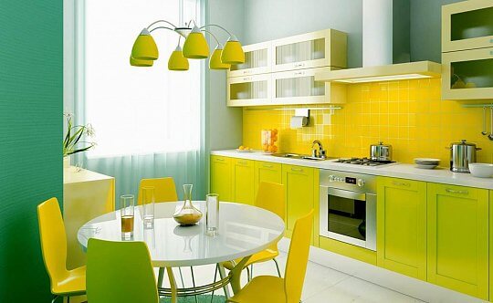 Một căn bếp màu vàng. Hãy nhớ để dành chỗ cho những mảng màu tối, trung tính để trung hòa sắc vàng rực rỡ, thật ấn tượng với mẫu thiết kế nội thất nhà bếp này.