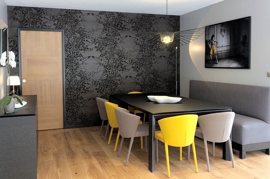 Phòng ăn hiện đại với bức tường sử dụng tông màu trắng xám. Bộ ghế tựa nhỏ cho bàn ăn được đan xen vàng và xám, tạo cảm giác tươi vui cho không gian phòng ăn.