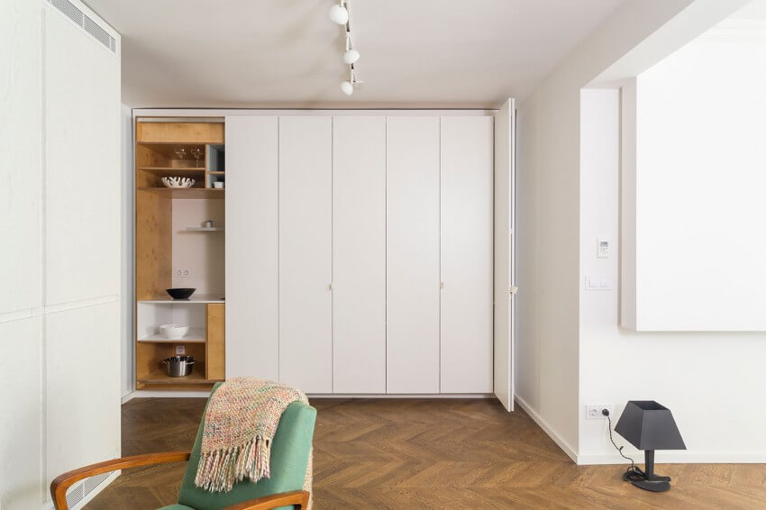 Cải tạo nhà với khu bếp được thiết kế thêm một cửa xếp màu trắng cùng màu với tường, có thể kéo kín lại nếu không sử dụng
