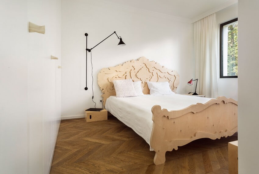 Phòng ngủ sau cải tạo nhà, nhỏ gọn với gam màu trắng, điểm nhấn của căn phòng này là chiếc giường làm bằng gỗ và được chạm khắc hoa văn uốn lượn tinh tế, khiến cho chiếc giường trở nên mềm mại và êm ái hơn.