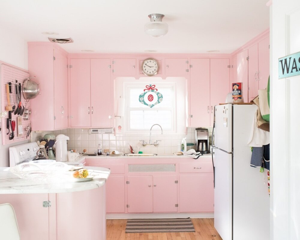 Mẫu nhà bếp đẹp với sắc hồng nữ tính bạn có đầy ắp những lựa chọn khác nhau để phủ không gian nhà bếp của mình với tông màu đại diện cho phái yếu này.