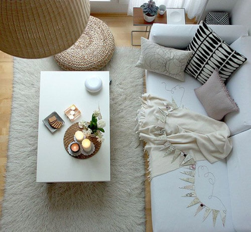 Thiết kế nội thất phòng khách nhà chung cư mini nên chọn sofa có kích thước nhỏ gọn, kê sát vào tường, gần cửa sổ để tạo cảm giác thông thoáng cho người ngồi