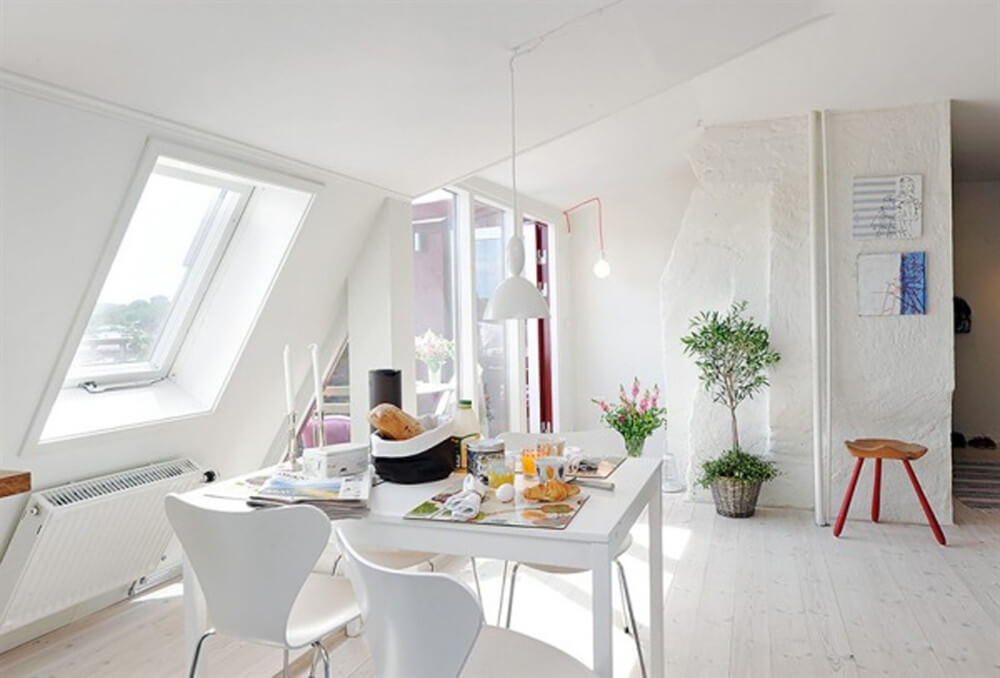 Không gian bếp, hệ tủ bếp sát tường tiết kiệm diện tích, bàn ăn sử dụng màu trắng khiến không gian bừng sáng, trong mẫu thiết kế nội thất nhà 30m2 này. 