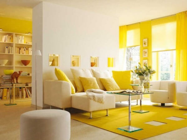 Thiết kế nội thất nhà màu vàng giúp “che giấu” sự thật về diện tích phòng.