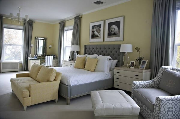 Sử dụng màu xám chủ đạo sẽ giúp phòng ngủ sở hữu một không gian tinh tế và hiện đại, nhấn nhá thêm những chi tiết vàng sẽ giúp bộ giường nổi bật và bớt nhàm chán hơn.