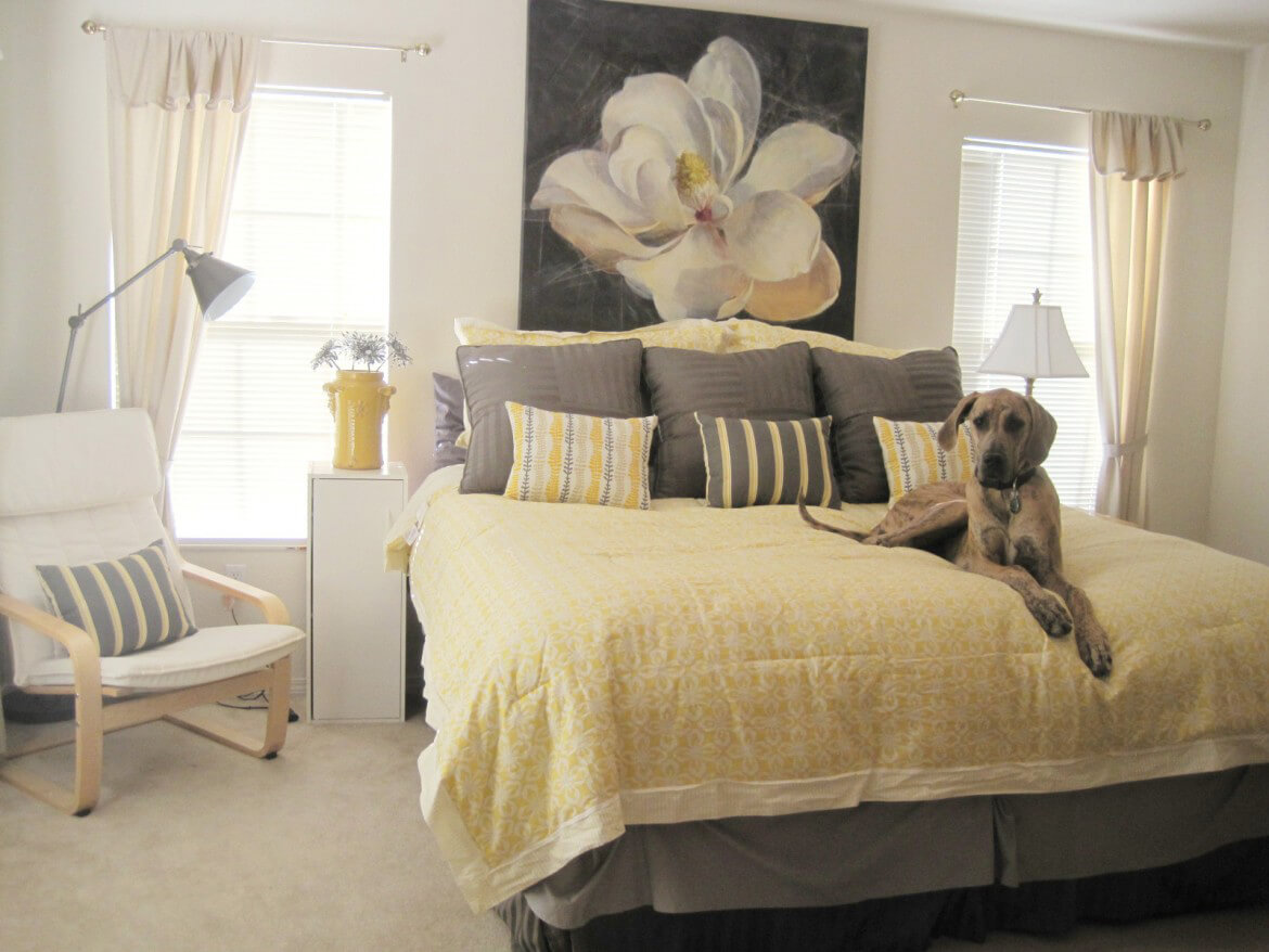 Một căn phòng ngủ với chiếc giường vàng xám đầy ấm áp và tinh tế với sự kết hợp giữa tông màu và màu sắc mềm mại chắc chắn sẽ là nơi lý tưởng để bạn có những giấc ngủ nghỉ ngơi thư thái mỗi ngày.
