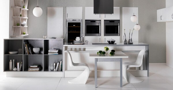 Tủ bếp và bàn ăn có sự thống nhất cao về hình khối và màu sắc, sau khi cải tạo sửa chữa nhà và bố trí nội thất.
