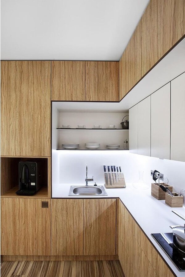 Không gian bếp, thiết kế gọn gàng với hệ tủ bếp hiện đại với gỗ làm vật liệu chủ đạo, đẹp ấn tượng sau khi sửa nhà chung cư này.