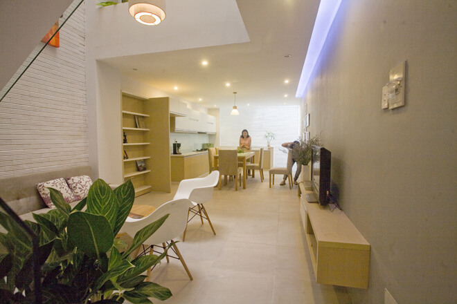 Toàn bộ không gian sống sửa chữa cải tạo nhà phố bắt đầu từ tầng hai với không gian mở hoàn toàn giữa bếp - phòng ăn - phòng khách.