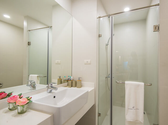 Phòng tắm được thiết kế nhỏ xinh song vẫn đầy đủ tiện ích, trong nhà chung cư 42m2 này.