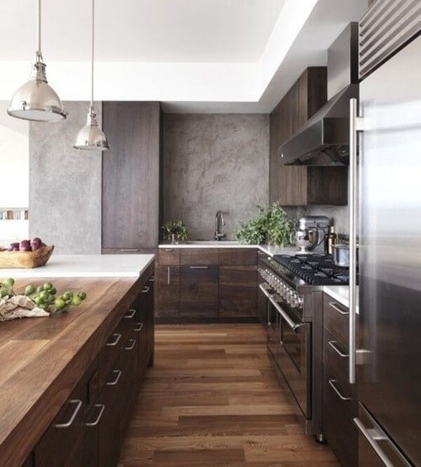 Đồ gỗ kết hợp với những món đồ nội thất vỏ inox hay thép không gỉ sẽ giúp bớt đi sự lạnh lẽo của chất liệu này và khiến nhà bếp ấm cúng hơn.