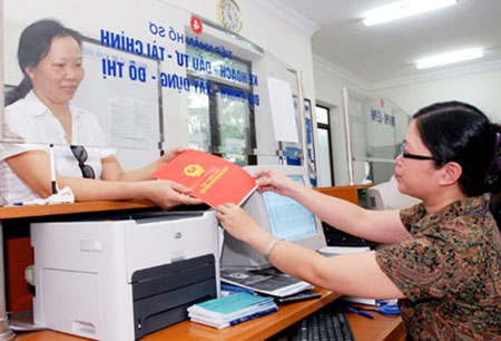 Hà Nội sẽ tiếp tục đẩy nhanh tiến độ cấp “sổ đỏ” cho người dân trong năm 2013. Ảnh: Trung Kiên