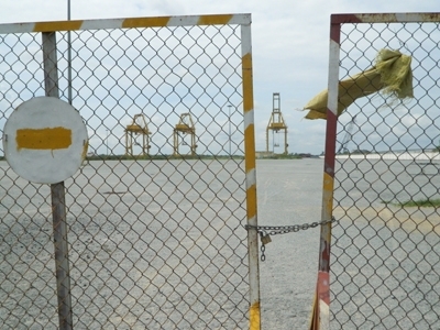 Cảng Phú Hữu đóng cửa vì chưa có đường vào. Ảnh: LT