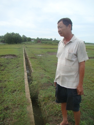 Ông Nguyễn Văn Giáo tại cánh đồng Vũng Gấm đang            bỏ hoang