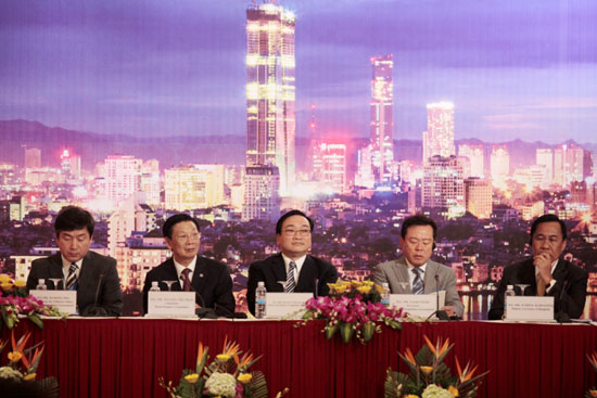 Phó Thủ tướng Hoàng Trung Hải, Chủ tịch UBND TP Nguyễn Thế Thảo - Trưởng đoàn Hà Nộivà đại diện các TP thành viên của AN