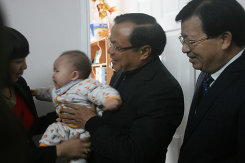Bí thư Phạm Quang Nghị và Bộ trưởng Trịnh Đình Dũng thăm, tặng quà gia đình anh Đinh Văn Trung vừa chuyển về nhà ở xã hội được 2 ngày
