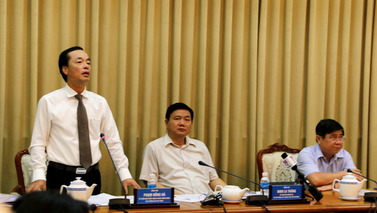 Ông Phạm Hồng Hà (đứng), Bộ trưởng Bộ Xây dựng, ủng hộ các dự án thuộc 7 chương trình đột phá của TP HCM