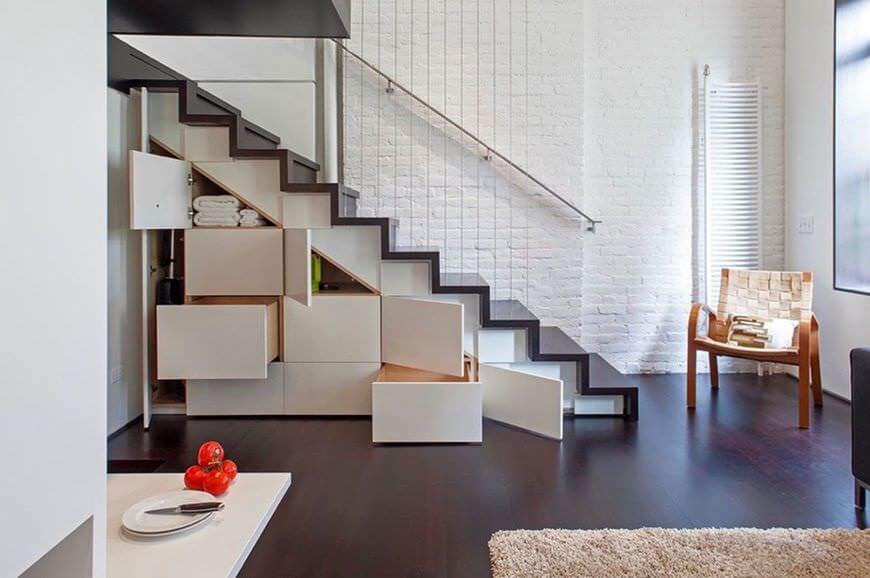 Sử dụng chất liệu gỗ sậm màu cho cả sàn nhà và cầu thang cũng là một lựa chọn hợp lý cho những ngôi nhà nhỏ chật hẹp. Phía bên dưới cầu thang được tận dụng tối đa cho mục đích lưu trữ đồ đạc nhằm tiết kiệm không gian.