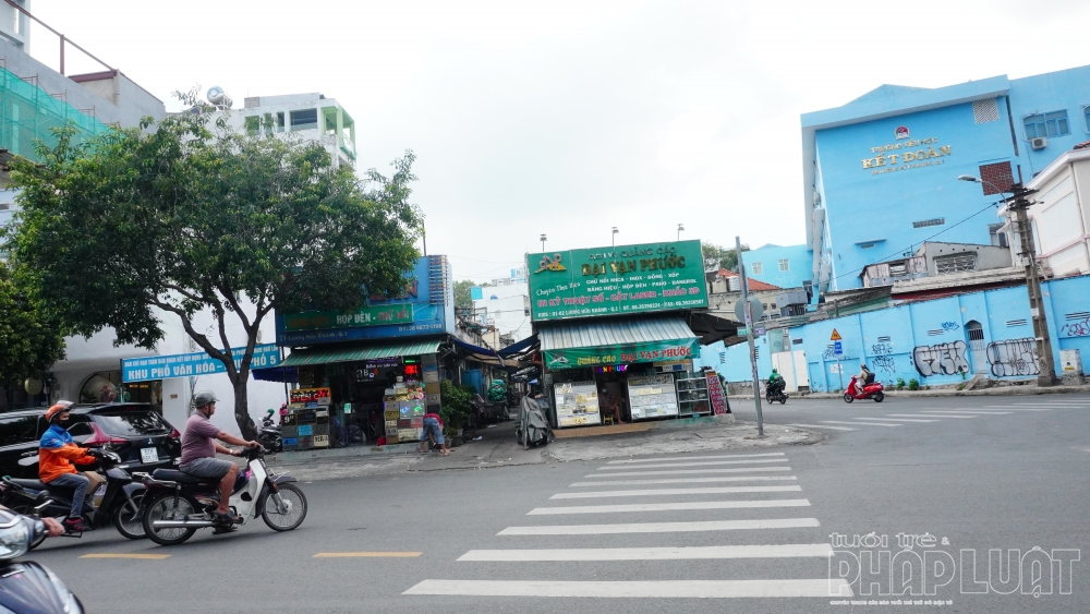 Những ki-ốt nằm giữa đường ở TP Hồ Chí Minh 2