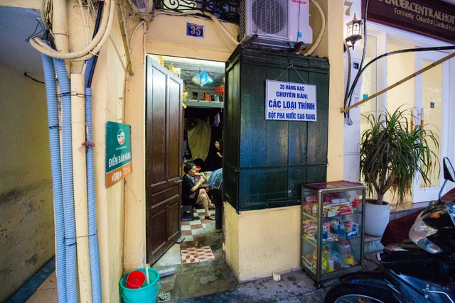 Sống khổ ở phố cổ Hà Nội: Căn nhà 9m2 là lối đi chung của 6 hộ dân khác - 1