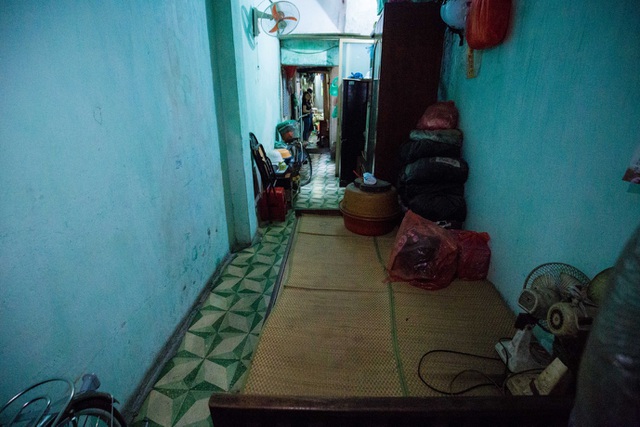 Sống khổ ở phố cổ Hà Nội: Căn nhà 9m2 là lối đi chung của 6 hộ dân khác - 7