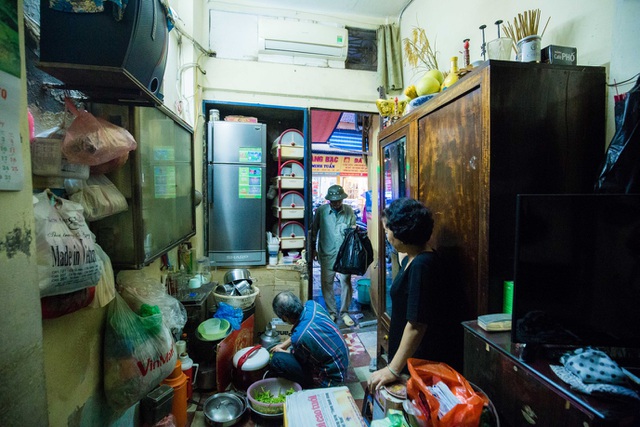 Sống khổ ở phố cổ Hà Nội: Căn nhà 9m2 là lối đi chung của 6 hộ dân khác - 10