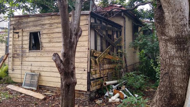 Căn nhà cũ nát ẩn sau bụi cây bất ngờ được bán giá khủng 56 tỷ đồng - 1