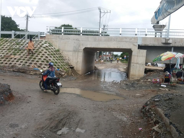  Cầu 78 tỷ vừa khánh thành đã bong tróc, đầy ổ gà  - Ảnh 4.