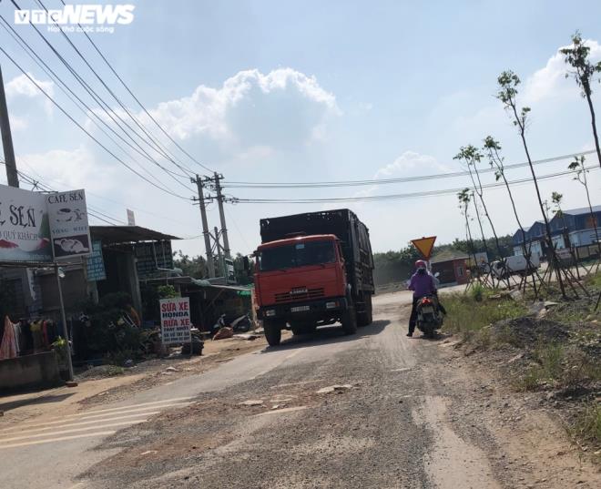 Con đường 2km, có gần 100 'hố tử thần' ở Đồng Nai: Địa phương đã sửa chữa đường - 3