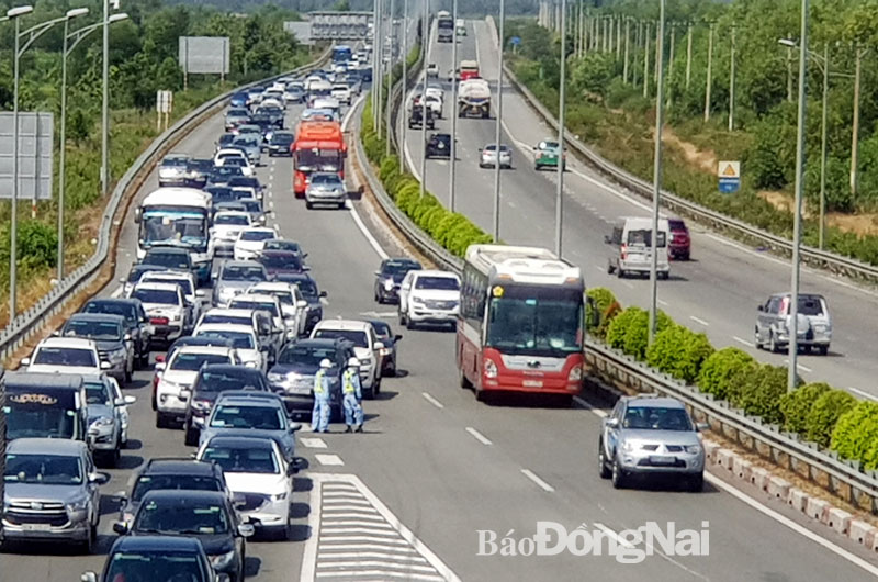 Đầu tư cho hạ tầng giao thông là cơ sở để Đồng Nai liên kết vùng và hướng ra quốc tế. Trong ảnh: Đường cao tốc TP.HCM - Long Thành - Dầu Giây mang lại hiệu quả tích cực cho sự phát triển kinh tế. Ảnh: Văn Gia