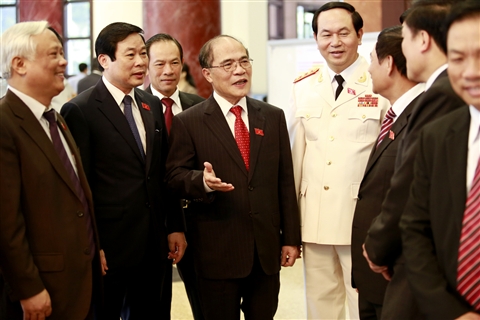 Chủ tịch Quốc hội Nguyễn Sinh Hùng cùng các đại biểu dự kỳ hợp thứ 4, Quốc hội khóa XIII 