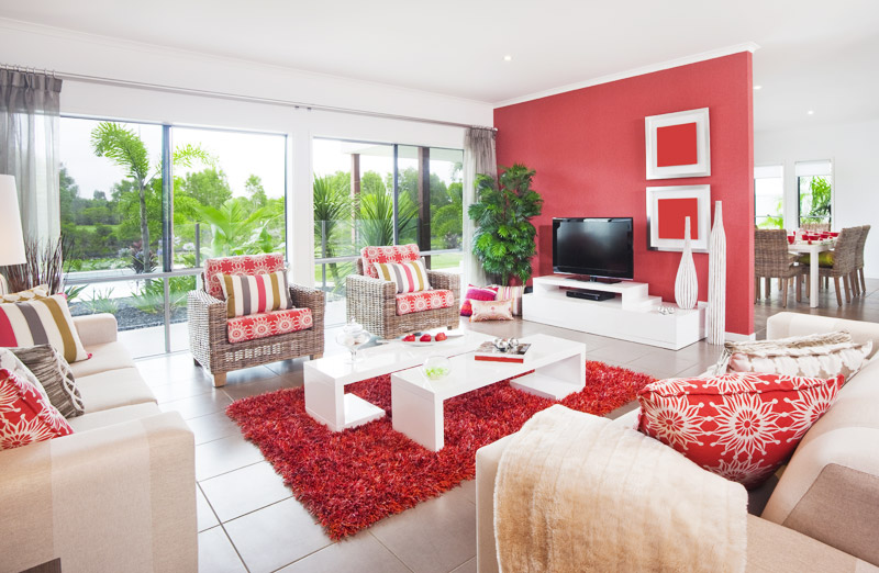Màu đỏ được sử dụng để làm điểm nhấn không gian phòng khách