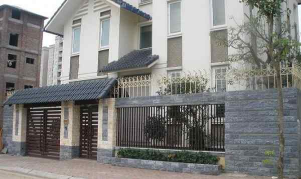 Đá bóc đen được sử dụng để trang trí tường rào và trụ cổng
