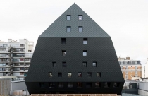 Ngắm tòa nhà bánh ú đen sì ở thủ đô Paris