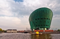 Ngắm bảo tàng khoa học hình con tàu màu ngọc bích ở Hà Lan