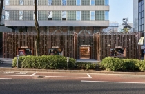 Mặt tiền bằng lưới thép gợi nhớ rừng tre tại công trình ở Tokyo