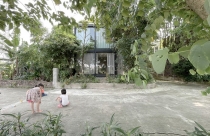 Ngôi nhà 2 tầng ẩn mình lặng lẽ giữa khung cảnh thiên nhiên tại Hà Nội