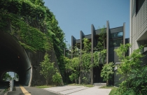 Ngôi nhà được tạo bóng mát bởi đường hầm và tường chắn xuyên qua núi ở Nhật Bản