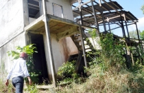 Nhà vùng lũ bỏ hoang ở Đồng Tháp: Bán không được, dỡ không xong
