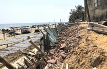 Quảng Nam: Hàng chục nhà dân nguy cơ bị biển “nuốt trôi”