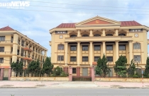 Cận cảnh hàng loạt trụ sở tiền tỷ bỏ hoang ở Nghệ An