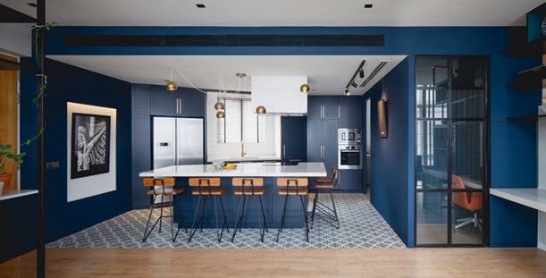 Sơn nhà đẹp màu đen – xanh dương trong căn hộ hiện đại